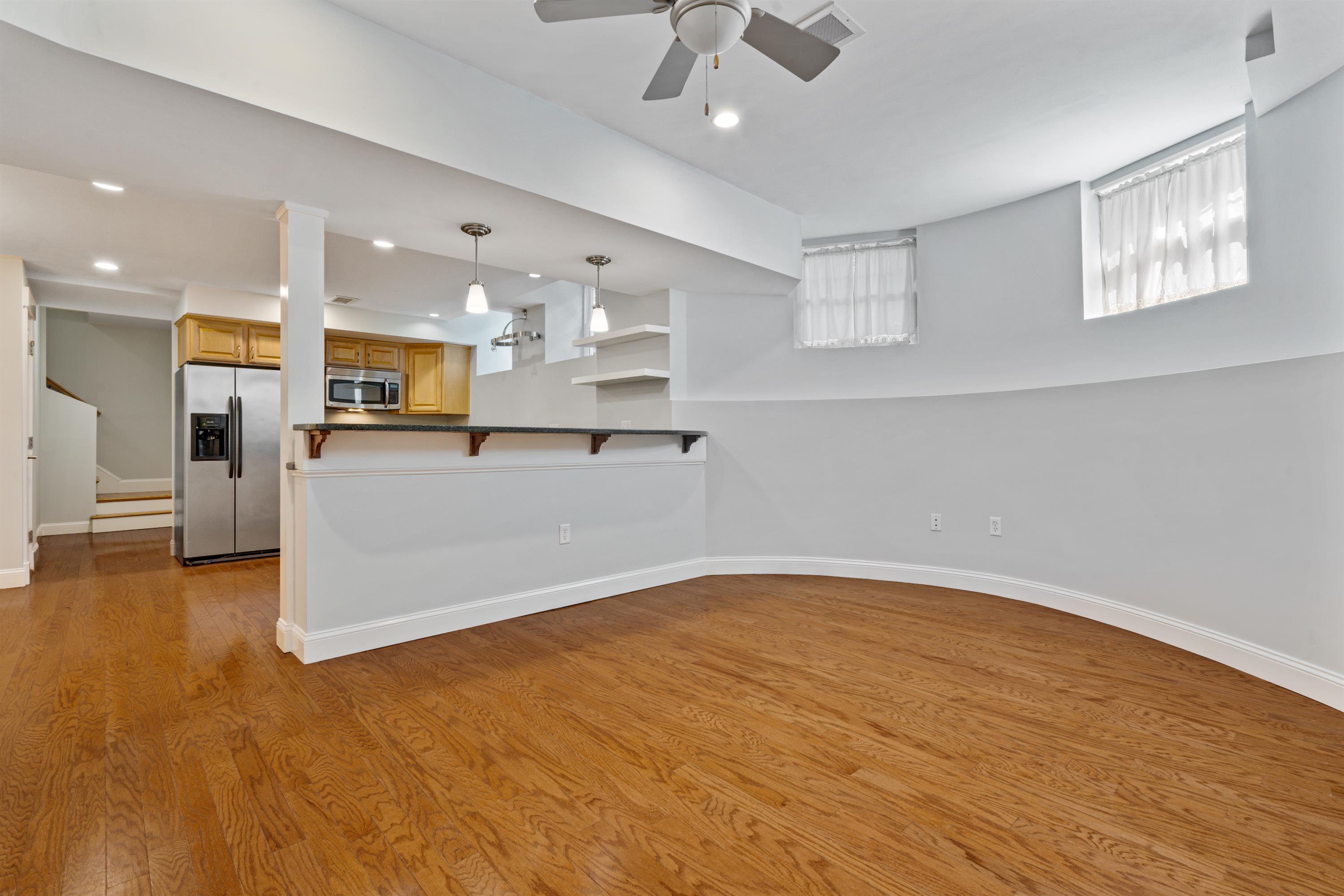 https://mpmhome.managebuilding.com/Resident/api/public/files/download/listingImages?fileName=c6139621413e4971bacbb7de918c39c8.jpg