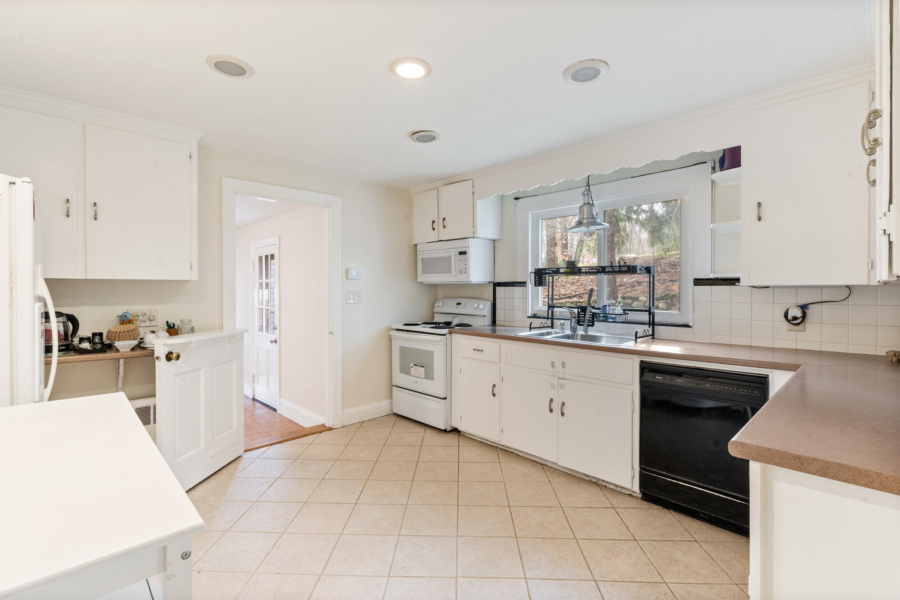 17 Bowman St., Lexington, MA - 4,100 USD/ month